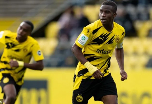 Sau Haaland, Dortmund trình làng thêm 