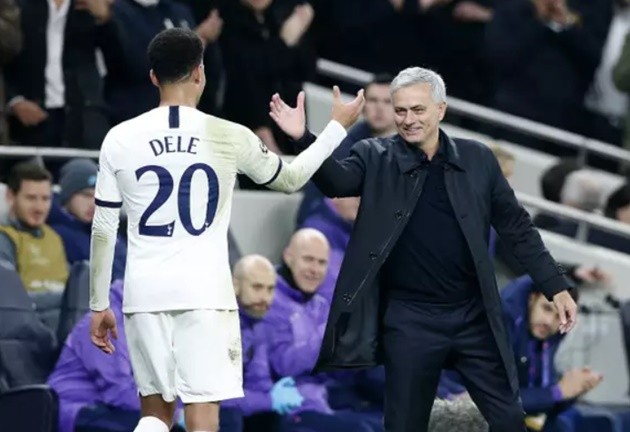 Jose Mourinho Awkwardly Left Son Heung-Min Hanging After Tottenham’s Champions League Comeback - không bắt tay - Bóng Đá
