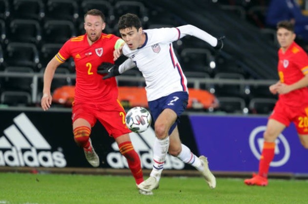 Gareth Bale pictured with MacBook as Wales face USA  - Bóng Đá