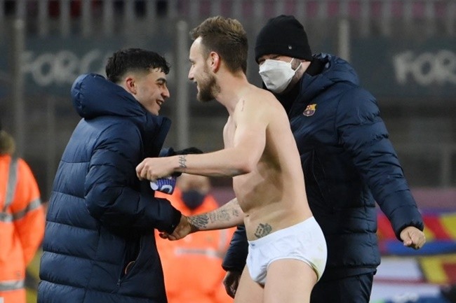 Ivan Rakitic strips down to just his underwear on pitch - Bóng Đá