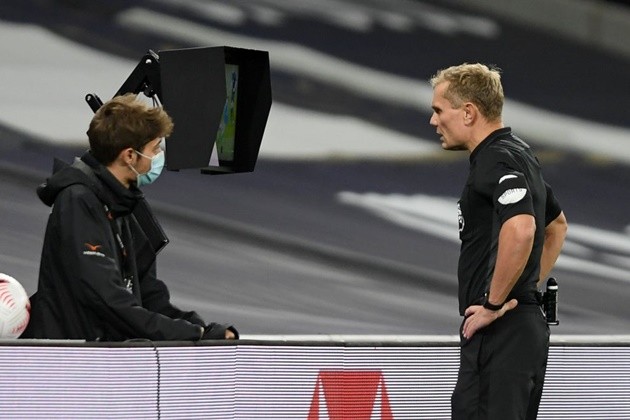  Jose Mourinho believes referee Graham Scott should explain decision over Brighton goal - Bóng Đá