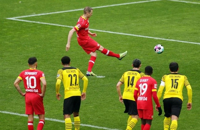 Hình ảnh chiếm tình cảm NHM: Lars Bender được thủ môn dâng bàn thắng từ 11 mét - Bóng Đá
