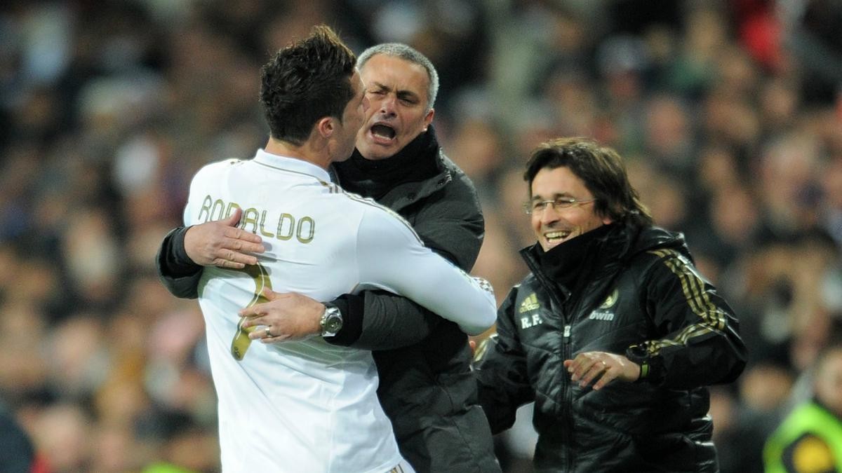 Siêu đội hình Mourinho từng dẫn dắt khủng khiếp ra sao? - Bóng Đá