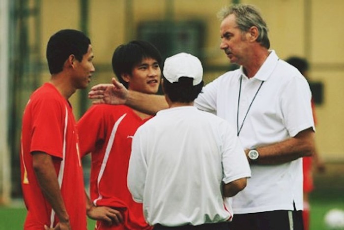 VFF và các danh thủ Việt Nam đau xót trước sự ra đi của HLV Alfred Riedl - Bóng Đá