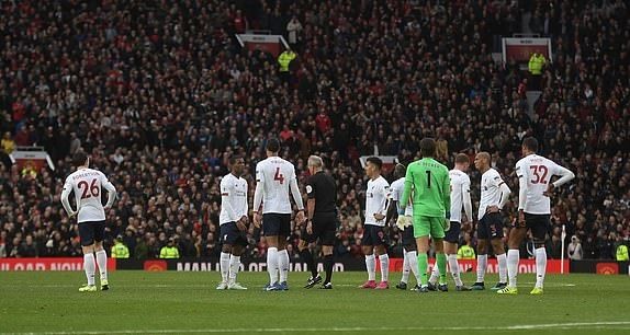 Phạm lỗi rõ ràng, Man Utd đánh lừa cả VAR - Bóng Đá