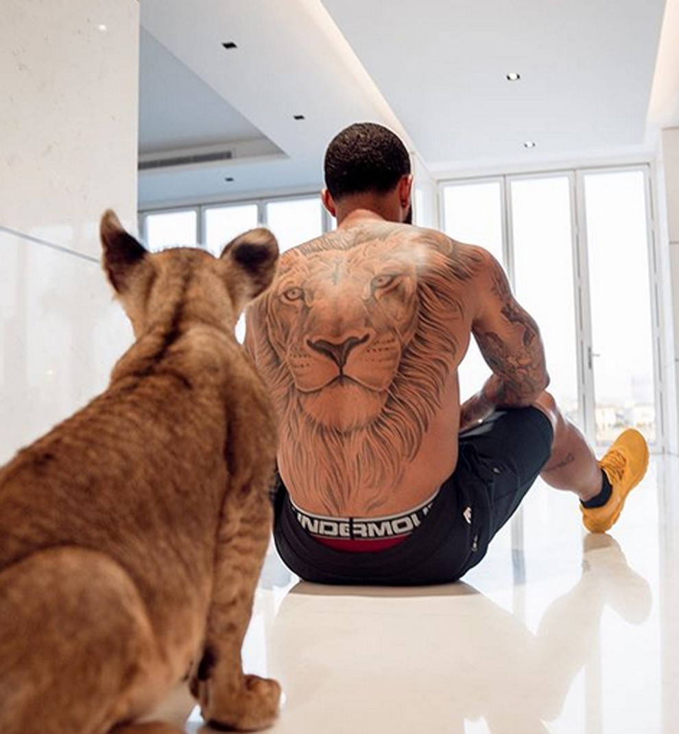 Memphis Depay âu yếm báu vật 