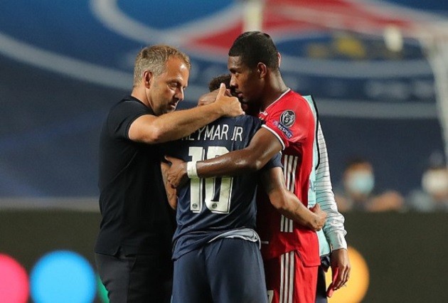 ROLES REVERSED Neymar consoles David Alaba  - Bóng Đá