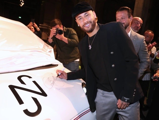 Neymar sành điệu đi sự kiện bên cạnh 