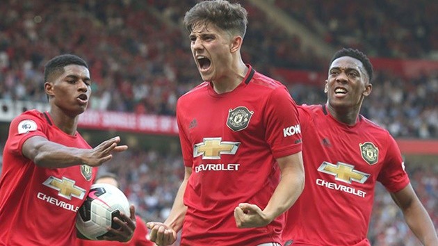 Chốt xong Van de Beek, MU cần vá tiếp vị trí nào? - Bóng Đá