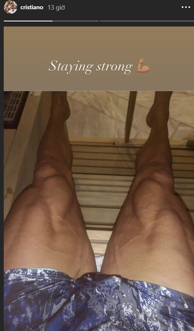 Không được thi đấu, Ronaldo khoe bắp đùi toàn 