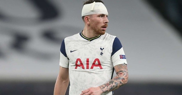 Kieran Tierney has to be dragged away from Alioski after Arsenal draw with Leeds - Bóng Đá