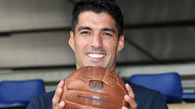 Luis Suarez in tears as he bids farewell to Barcelona on Wednesday - Bóng Đá