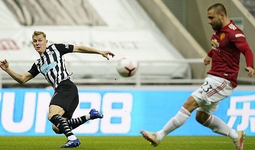 (Photo) Harry Maguire reacts to David de Gea’s stunning save for Man United vs Newcastle - Bóng Đá