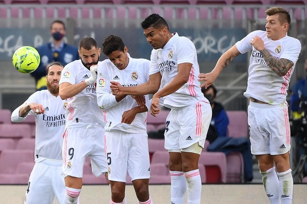 The images you may have missed from El Clasico - Bóng Đá