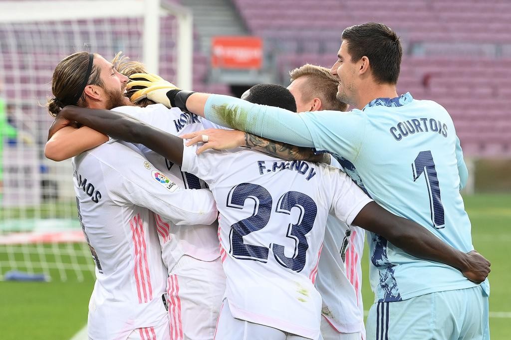 The images you may have missed from El Clasico - Bóng Đá