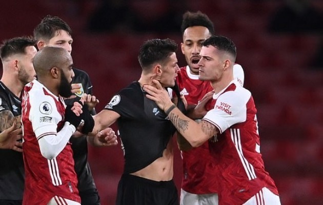 Nhận thẻ đỏ, Evra khuyên Xhaka làm một chuyện - Bóng Đá