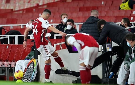 Arsenal bại trận, Granit Xhaka bóp cổ đối thủ không thương tiếc - Bóng Đá