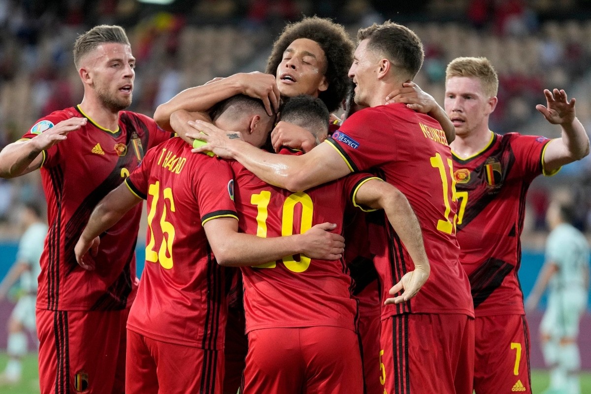Ronaldo bất lực, ném băng đội trưởng khi BĐN bị loại - Bóng Đá