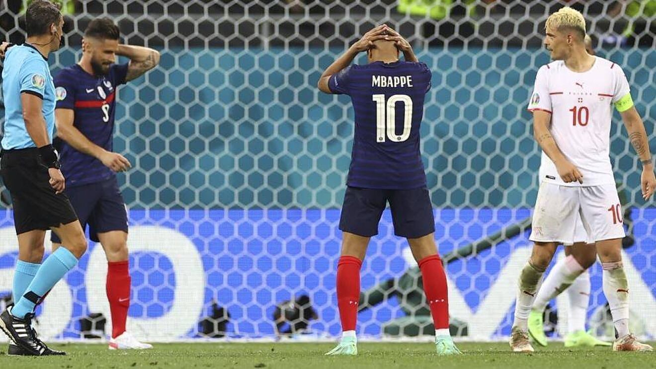 Xhaka làm trái ý Ronaldo và tiến thẳng vào vòng tứ kết - Bóng Đá