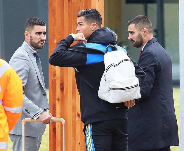 Cristiano Ronaldo and his family protected by former elite special forces twins who served in Afghanistan - Bóng Đá