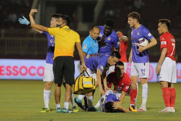 Hoàng Thịnh lên xe cứu thương, nói với Hùng Dũng một điều - Bóng Đá