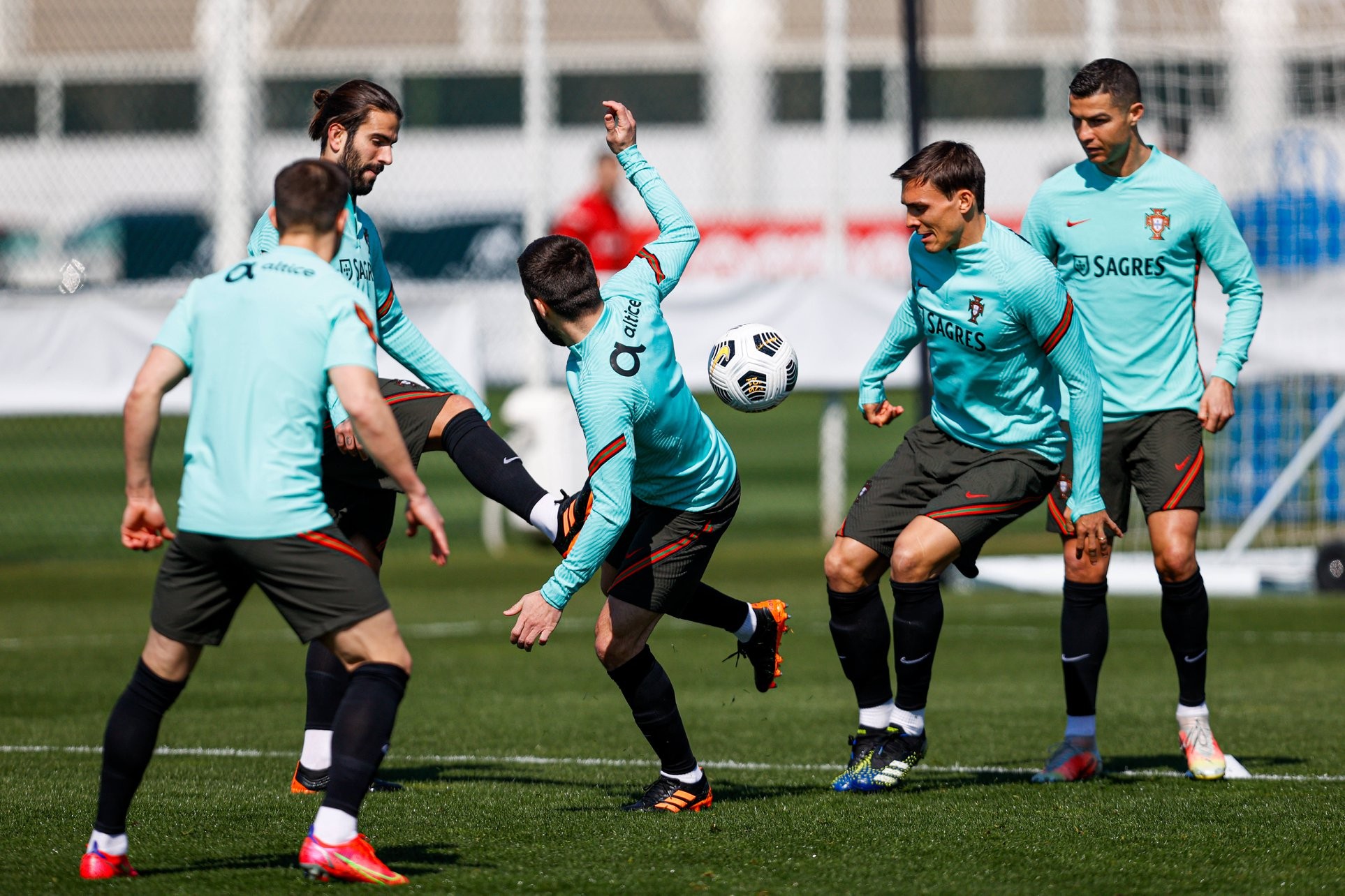 Ronaldo hướng tới kỷ lục, lực lượng Bồ Đào Nha gây choáng - Bóng Đá