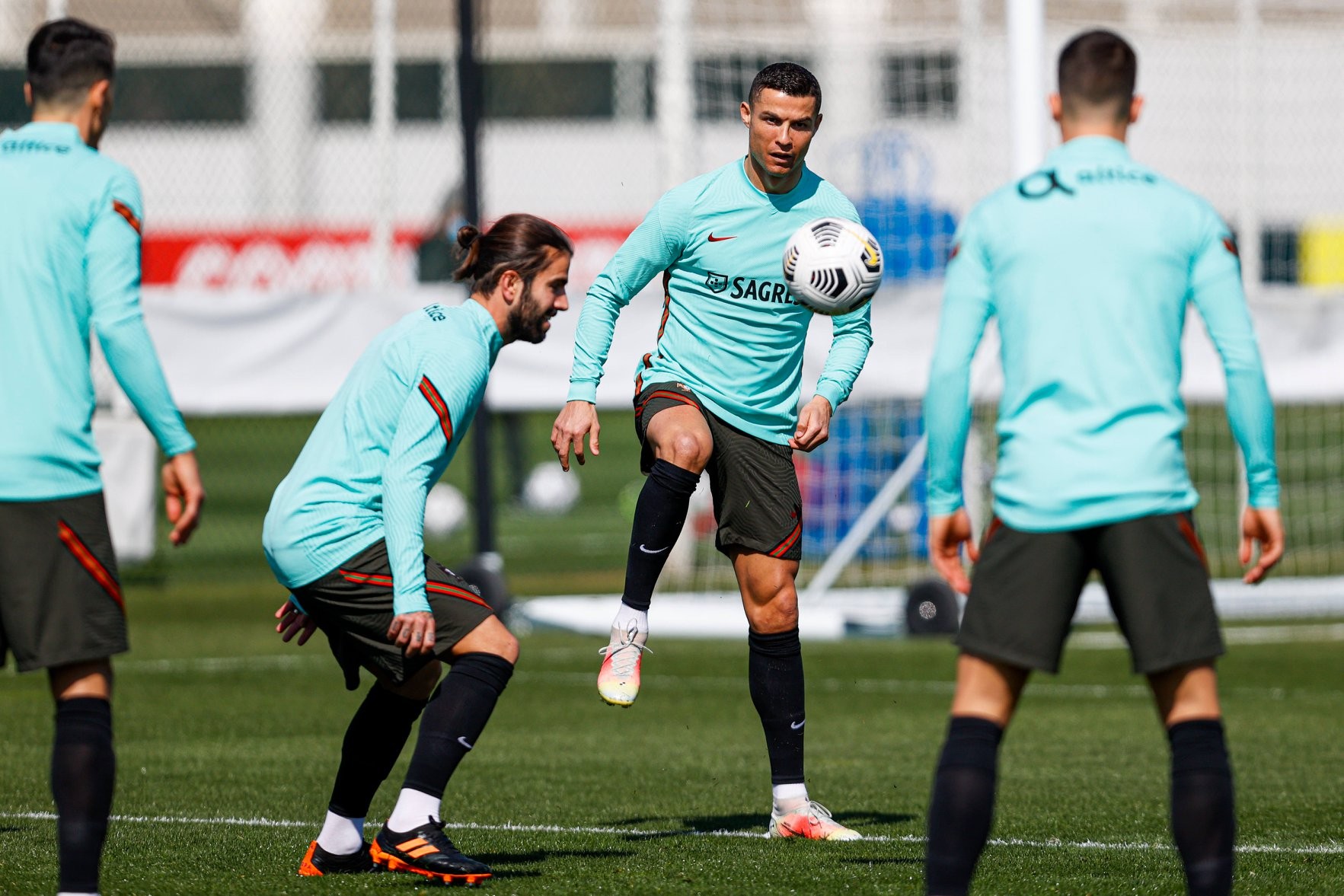Ronaldo hướng tới kỷ lục, lực lượng Bồ Đào Nha gây choáng - Bóng Đá