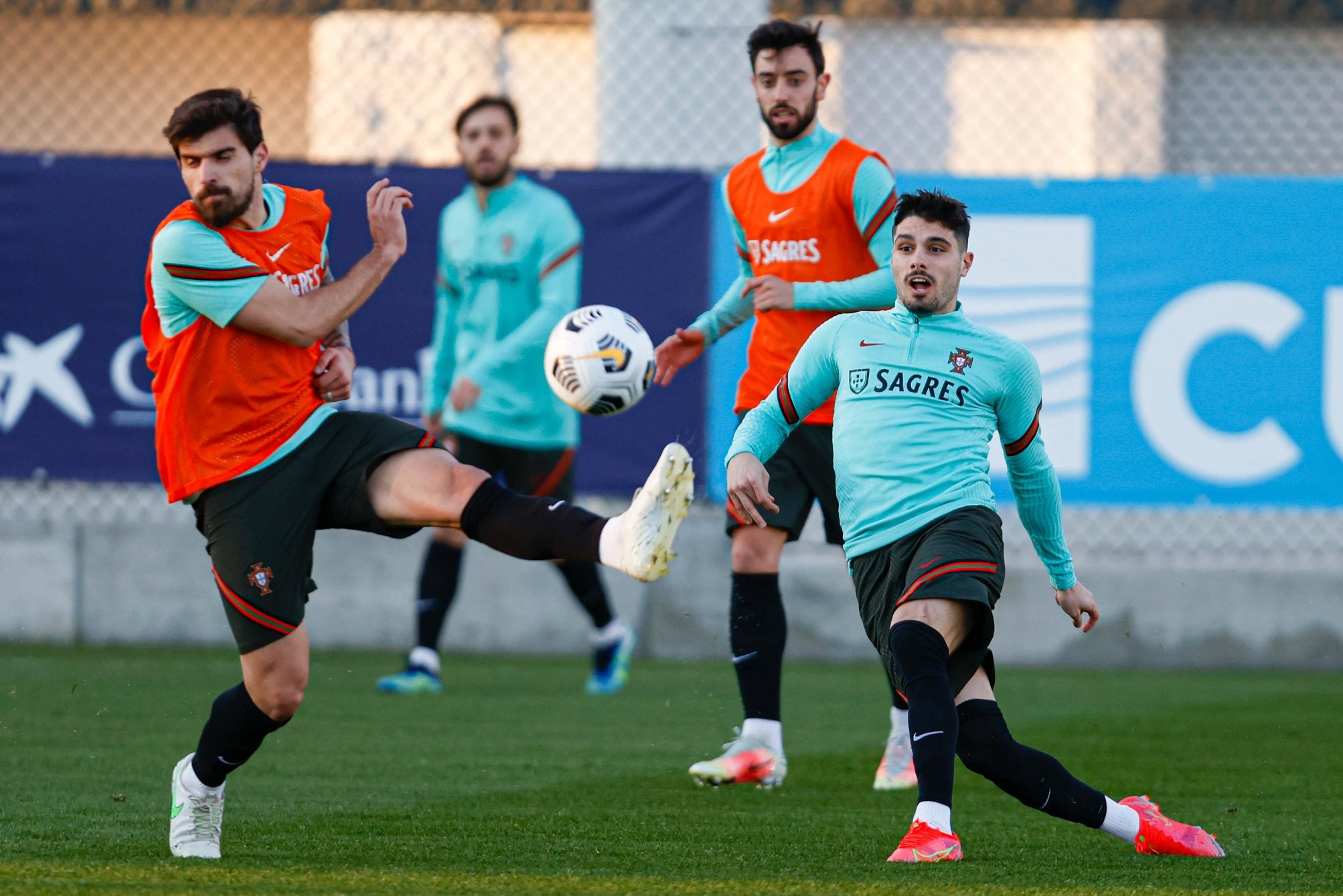 Ronaldo hướng tới kỷ lục, lực lượng Bồ Đào Nha gây choáng - Bóng Đá