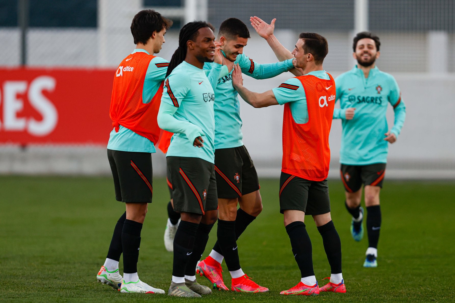 Ronaldo hướng tới kỷ lục, lực lượng Bồ Đào Nha gây choáng - Bóng Đá