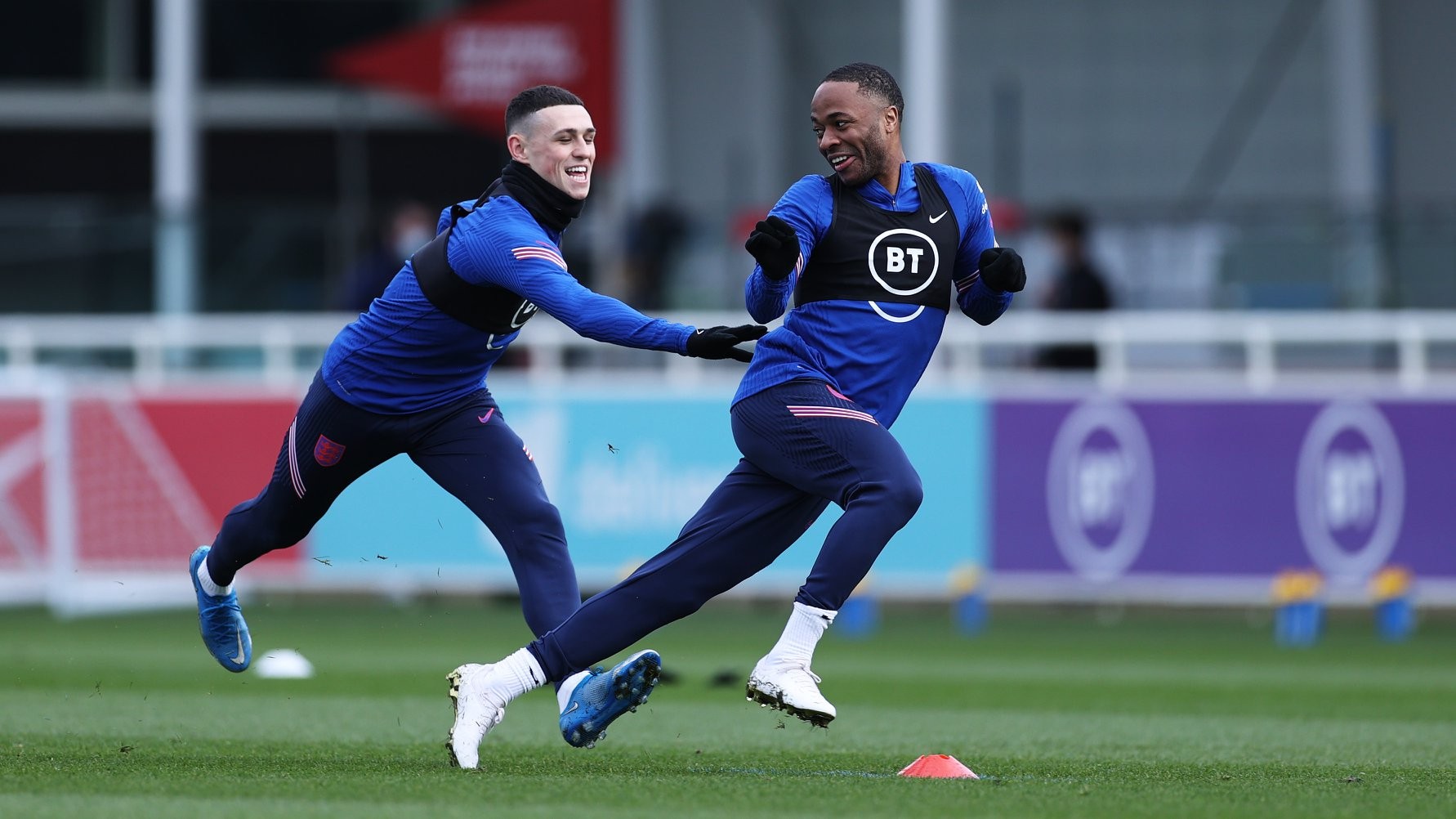 Trở lại tuyển Anh, Shaw và Lingard tươi cười hớn hở - Bóng Đá