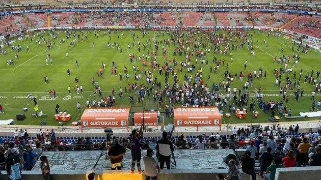 Queretaro-Atlas match in Liga MX suspended due to ugly fan violence - Bóng Đá