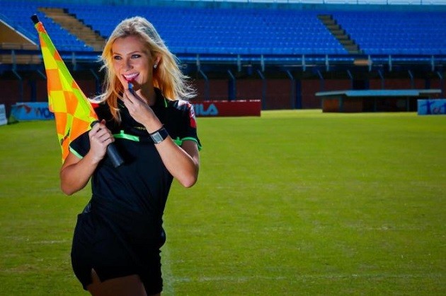 Quá xinh đẹp, nữ trọng tài FIFA bị rủ đi 'tiếp khách' - Bóng Đá
