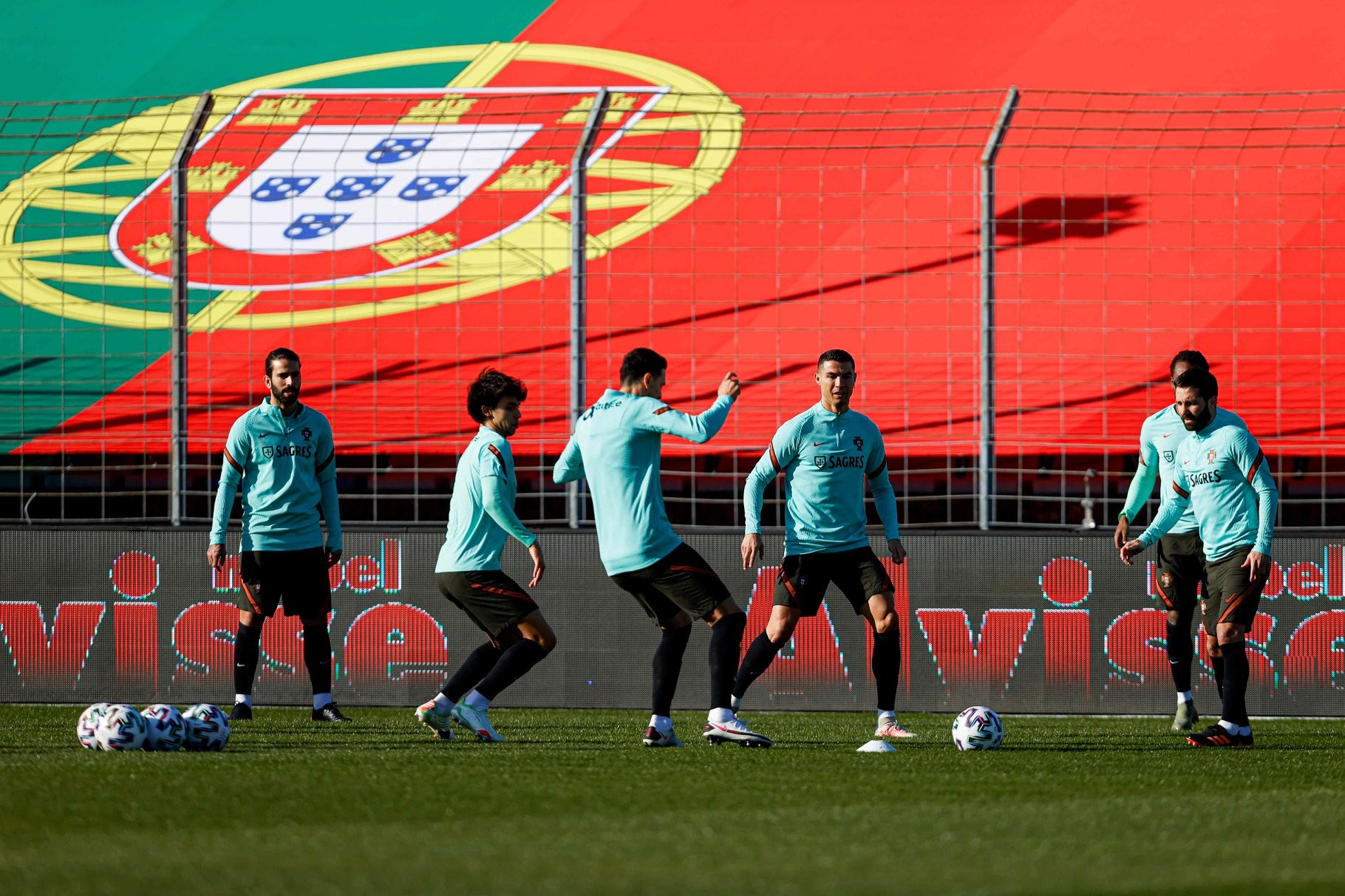 Phô diễn kỹ thuật, Ronaldo quyết làm lại từ đầu - Bóng Đá