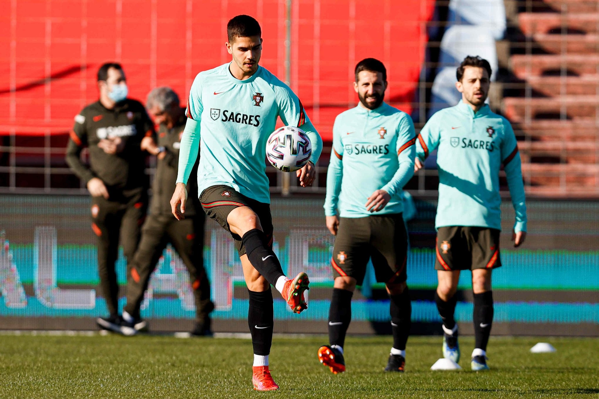 Phô diễn kỹ thuật, Ronaldo quyết làm lại từ đầu - Bóng Đá