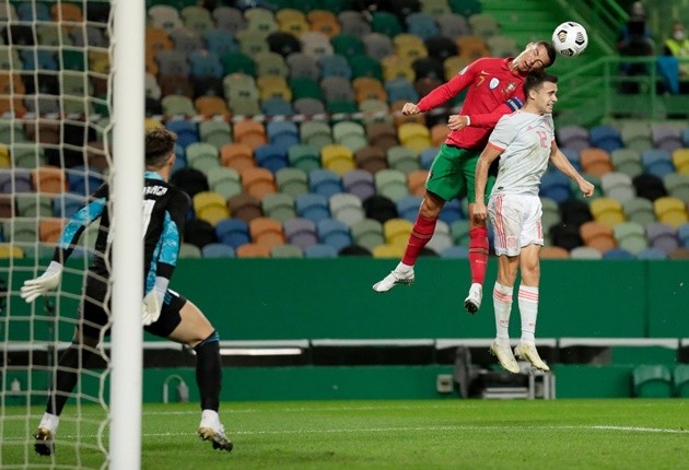 Cảnh tưởng CĐV Man Utd làm loạn khi gặp Brentford - Bóng Đá