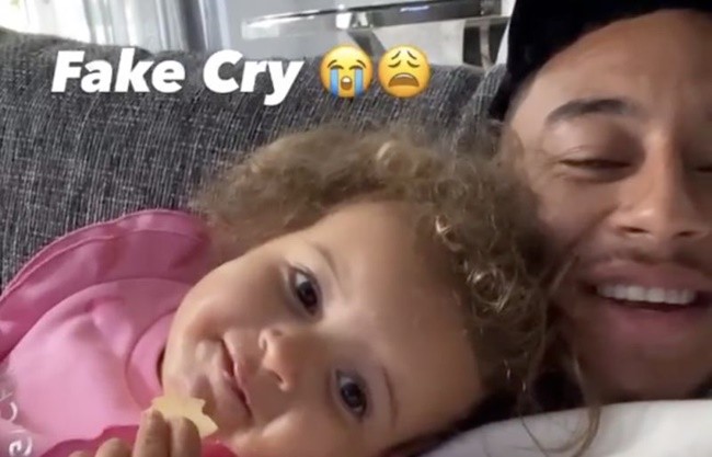 Lingard giải sầu bên cạnh con gái - Bóng Đá