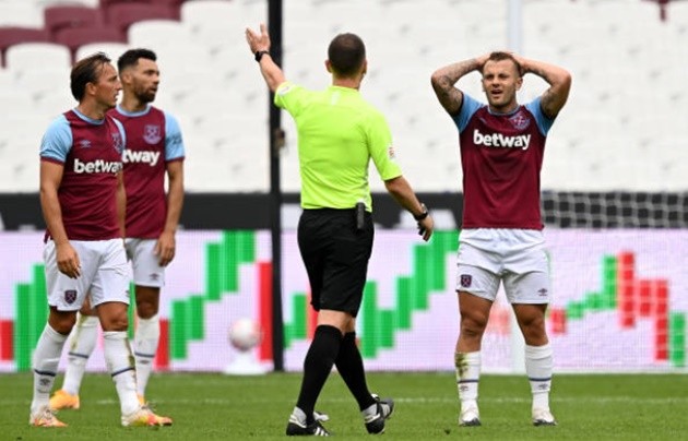 Jack Wilshere trains in local park to keep fit as injury-plagued ex-Arsenal searches for new club after West Ham axing - Bóng Đá