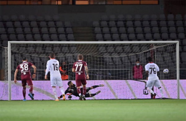 Dội mưa gôn vào lưới Torino, AC Milan khiến cuộc đua Top 3 càng gây cấn - Bóng Đá