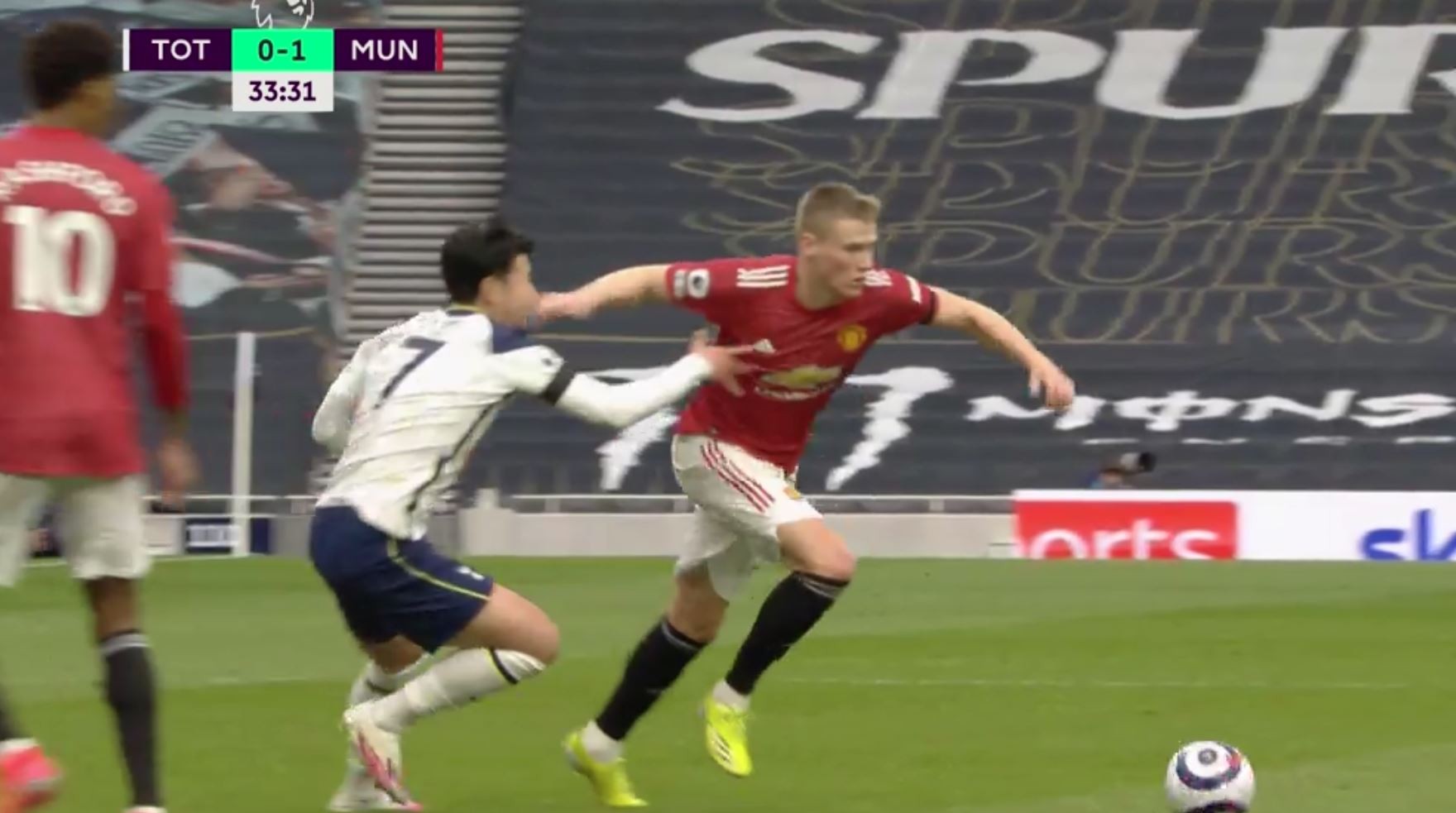 Trọng tài quá nặng tay, M.U bị cướp oan bàn thắng? - Bóng Đá