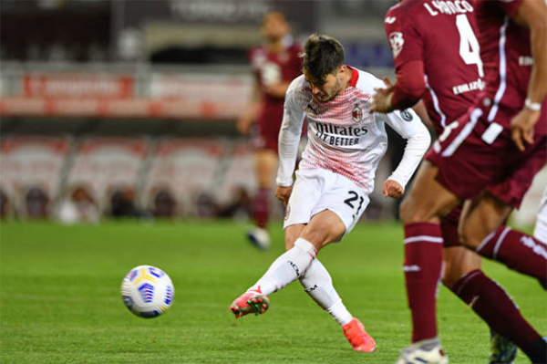 Dội mưa gôn vào lưới Torino, AC Milan khiến cuộc đua Top 3 càng gây cấn - Bóng Đá