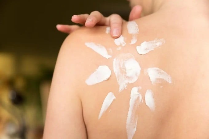 Khi lớp kem quá mỏng, khả năng chống tia UV giảm mạnh, khiến da vẫn bị tác động bởi ánh nắng và dễ sạm màu dù đã “có thoa”.

