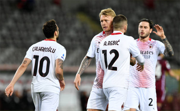 Dội mưa gôn vào lưới Torino, AC Milan khiến cuộc đua Top 3 càng gây cấn - Bóng Đá