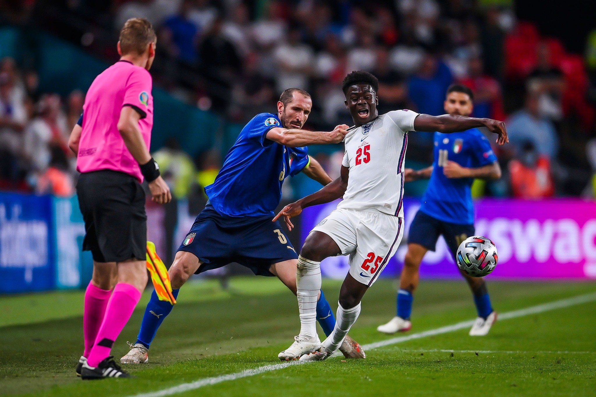 Chiellini fouled on Saka - Bóng Đá
