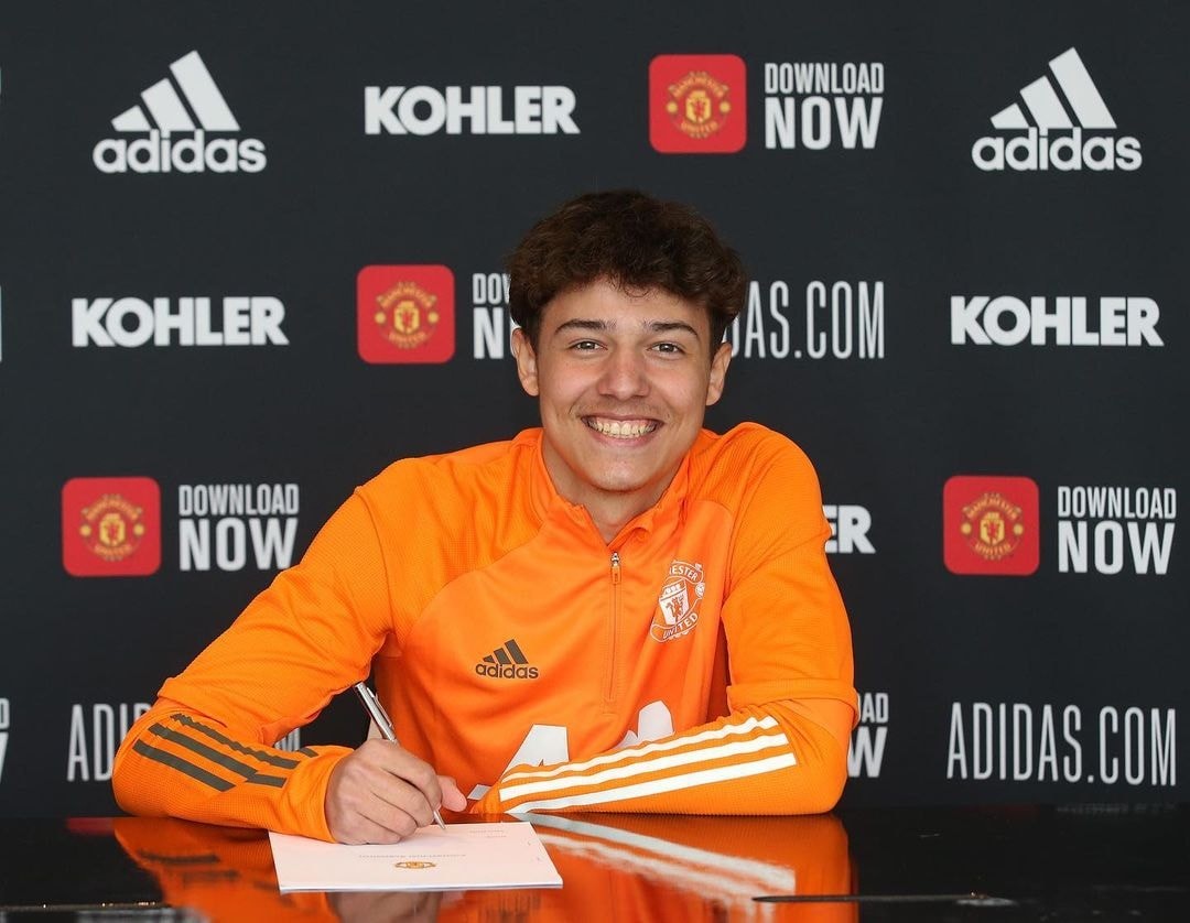 Marc Jurado signs first professional Manchester United contract - Bóng Đá
