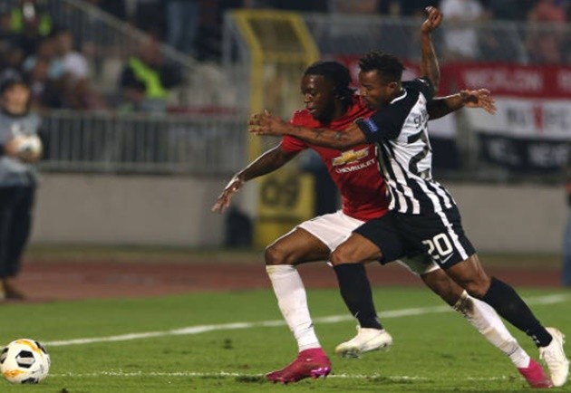 Ảnh Maguire bị cầu thủ Partizan lừa qua ngã sõng soài - Bóng Đá