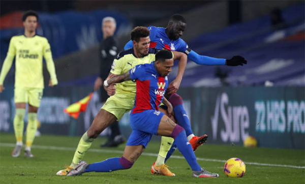 Thua 2 bàn trong 2 phút, Palace 