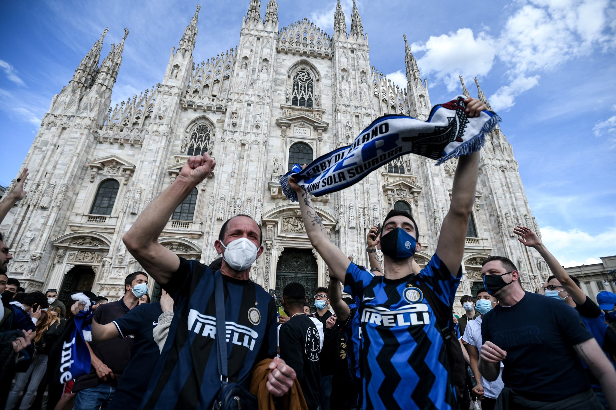 CĐV Inter Milan đổ ra đường ăn mừng chức vô địch lịch sử - Bóng Đá