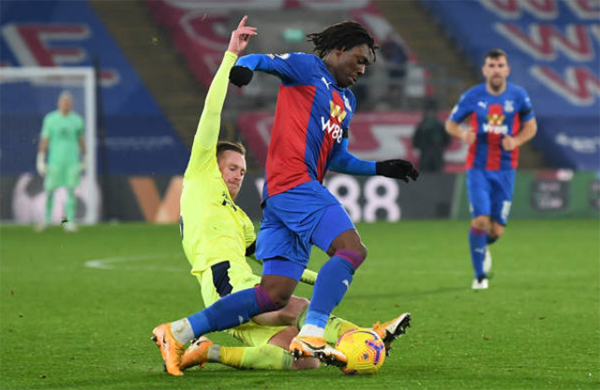 Thua 2 bàn trong 2 phút, Palace 