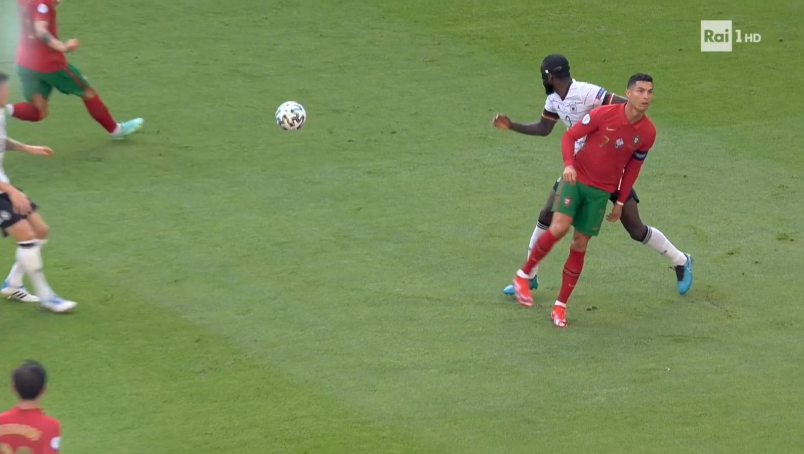 Ronaldo tạo cú lừa cho Rudiger, xử lý bóng kiểu 'no look' đẳng cấp - Bóng Đá