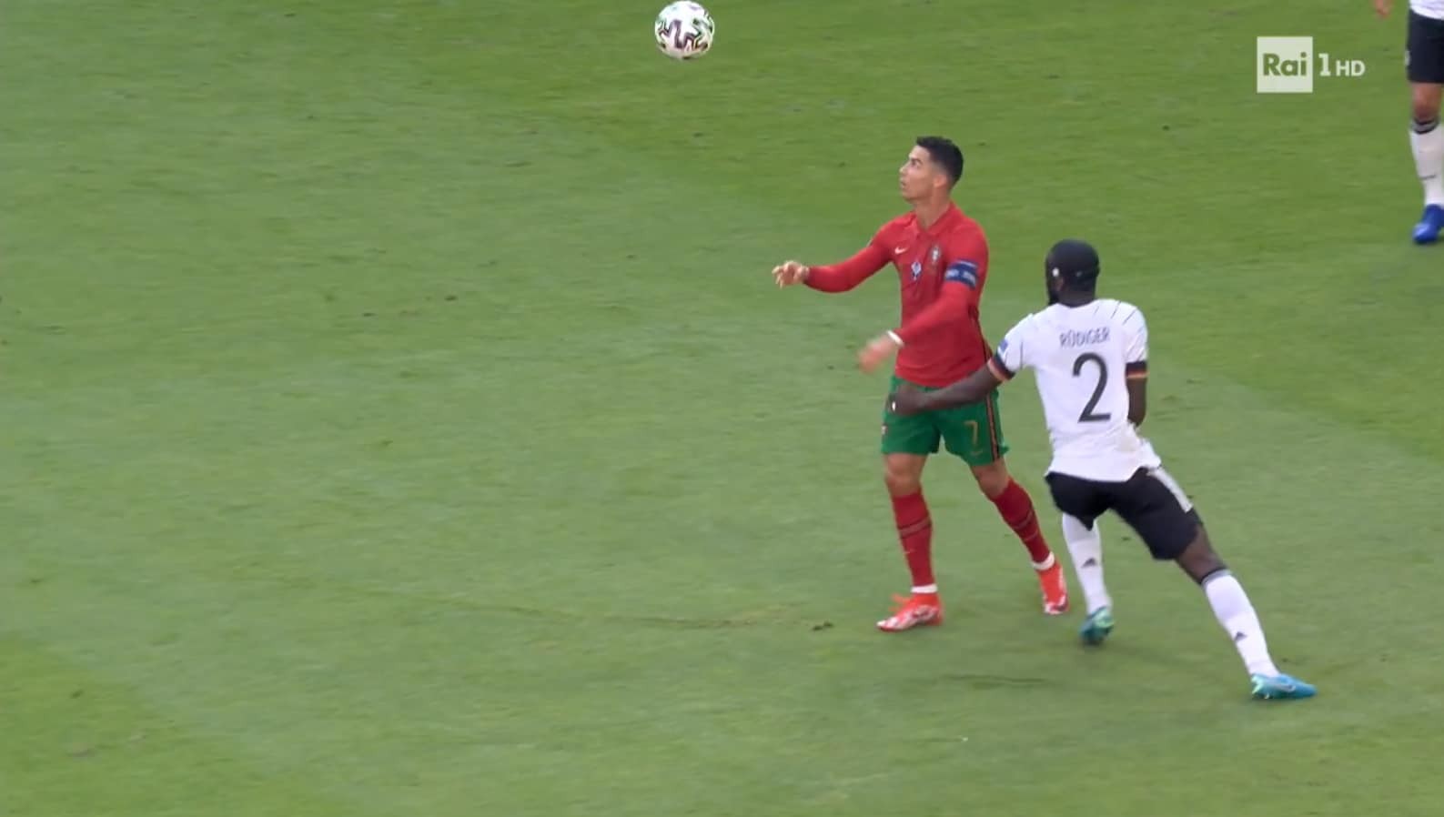 Ronaldo tạo cú lừa cho Rudiger, xử lý bóng kiểu 'no look' đẳng cấp - Bóng Đá
